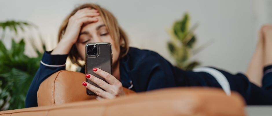 Femme qui utilise son téléphone