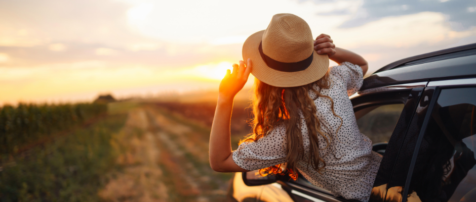 jeune fille qui voyage en voiture