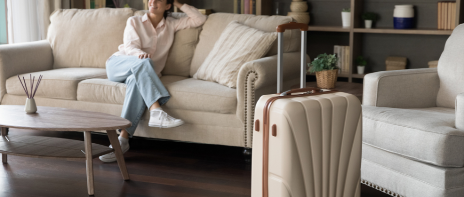 femme avec une valise