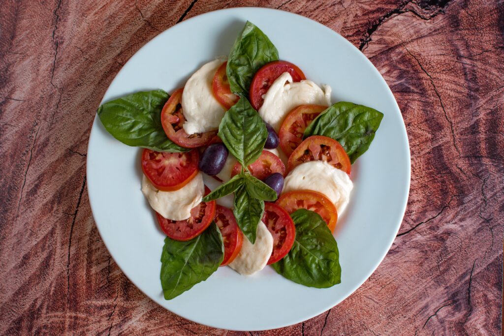 assiette de tomates, mozzarella et basilic en été
